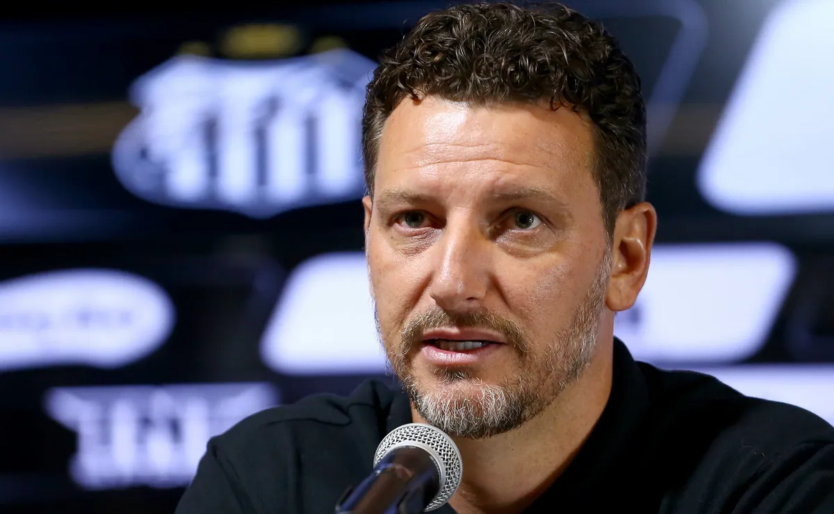 Santos recontrata supervisor da base menos de uma semana após demissão a pedido de Elano