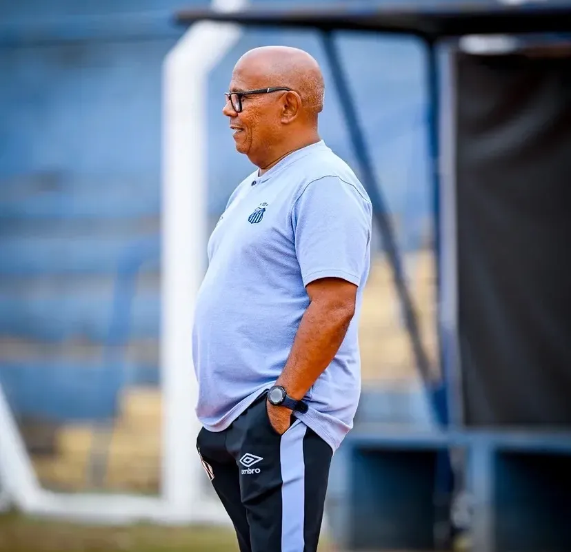 Gino Matos havia se despedido do Santos, porém departamento de futebol do Peixe voltou atrás em decisão de Elano – Foto: Divulgação/Santos FC