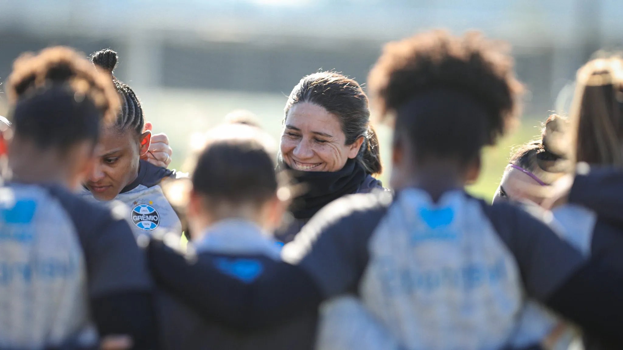 Treinadora Jéssica de Lima em treinamento do time feminino do Grêmio