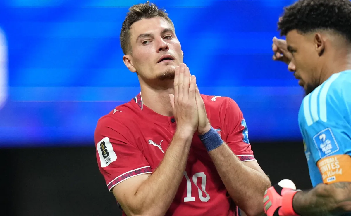 Schick perde gol cara a cara e reclama da iluminação em República Tcheca x África do Sul