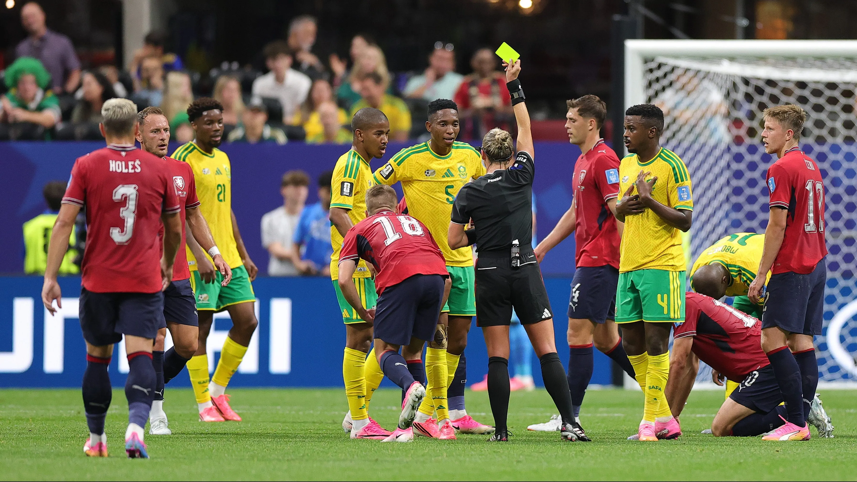 Tori Penso comandou muito bem Tchéquia x África do Sul e aplicou dois cartões amarelos, ambos para a ‘Bafana Bafana’ – Foto: Alex Slitz/Getty Images