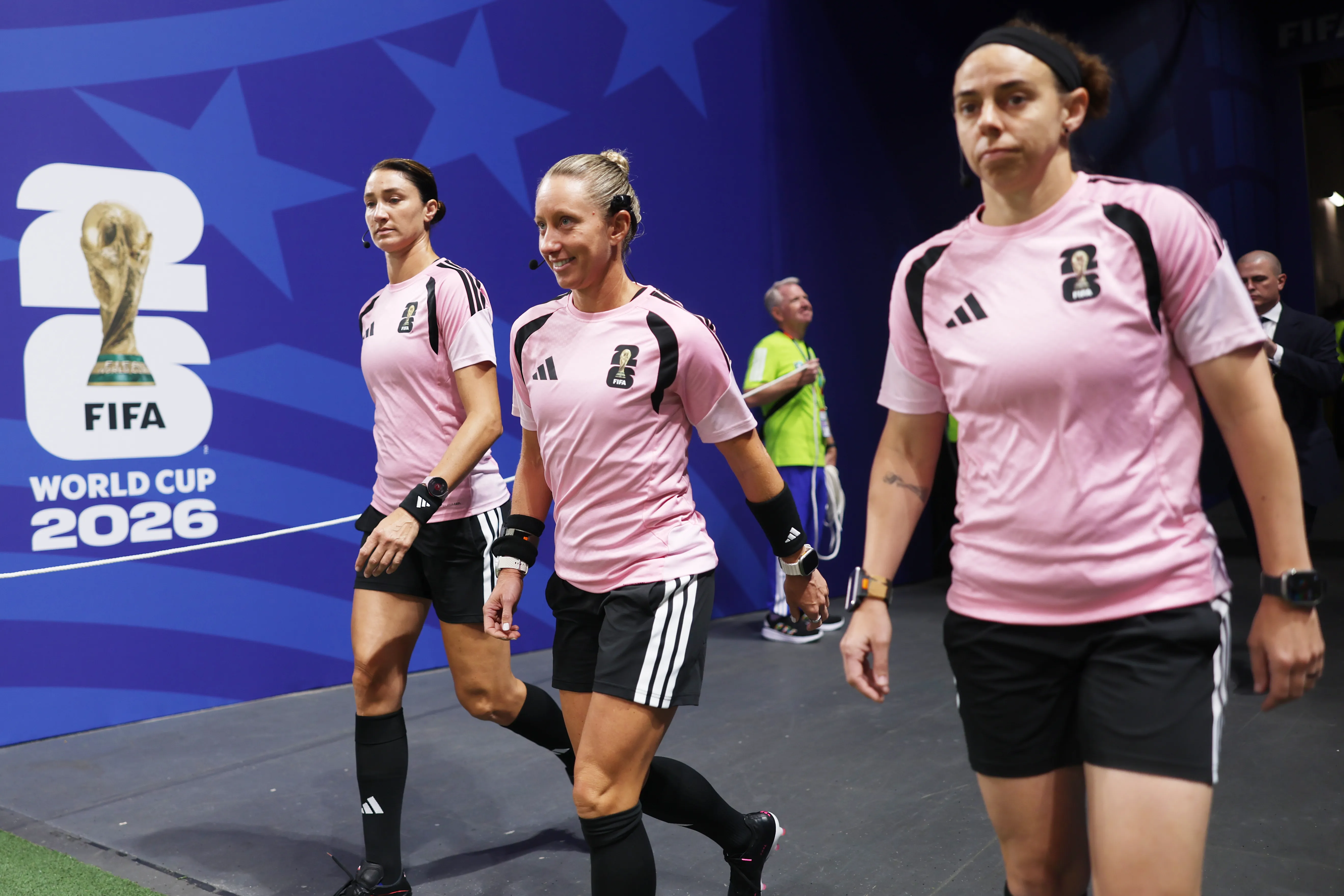 Árbitra Tori Penso comandou trio de arbitragem 100% feminino pela 1ª vez na história das Copas masculinas – Foto: Lars Baron/Getty Images