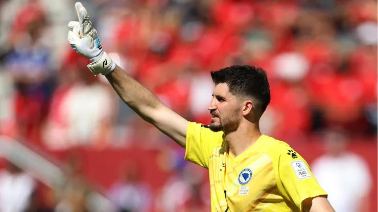 Vasilj fez uma bela defesa ao impedir gol de bicicleta