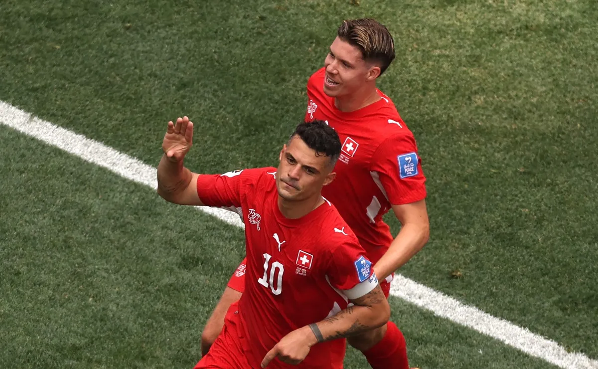 Xhaka volta a fazer comemoração provocando em Copa do Mundo, mas desta vez destino foi imprensa