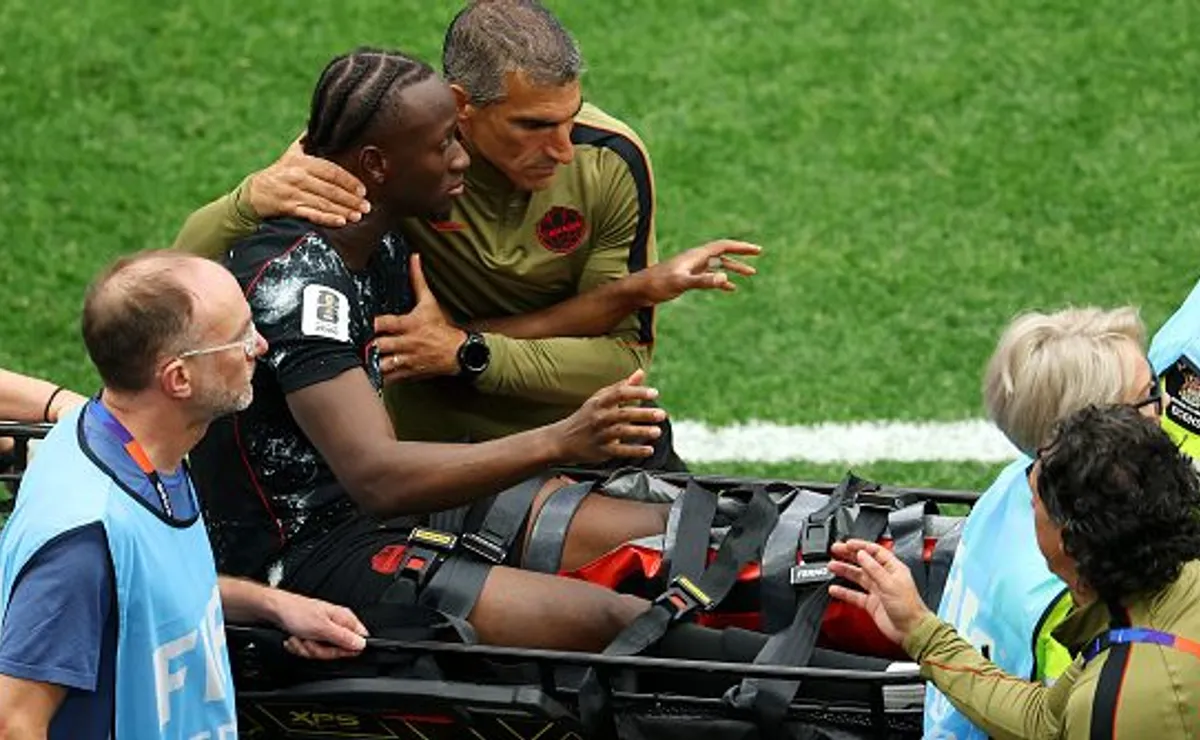 Koné quebra a perna após entrada dura e dá adeus a Copa do Mundo 2026 em Canadá X Catar