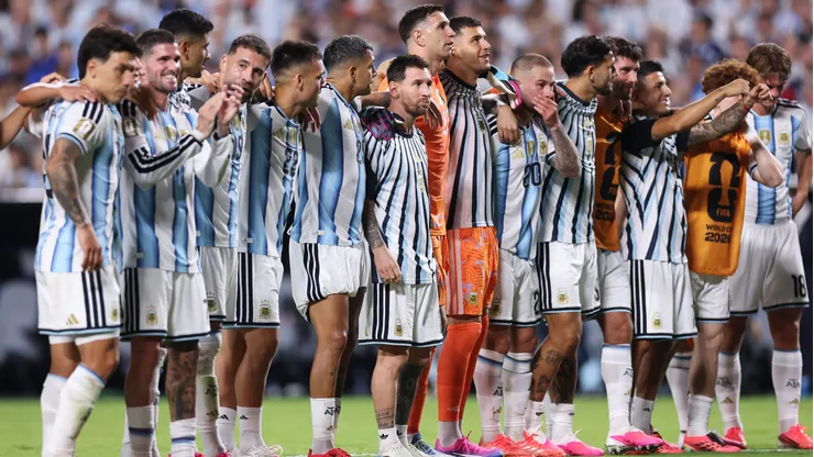 KANSAS CITY, MISSOURI - JUNE 16: Players of Argentina line up to applaud fans after the team's 3-0 victory in the FIFA World Cup 2026 Group J match between Argentina and Algeria at Kansas City Stadium on June 16, 2026 in Kansas City, Missouri. (Photo by Michael Steele/Getty Images)