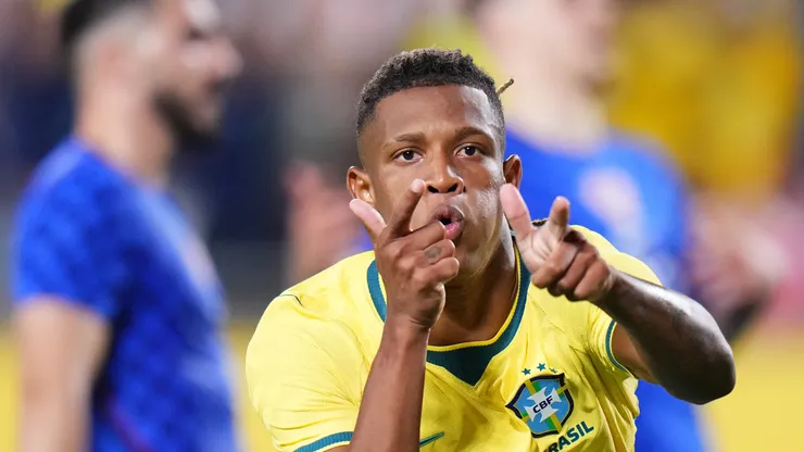 Danilo comemorando gol do Brasil.