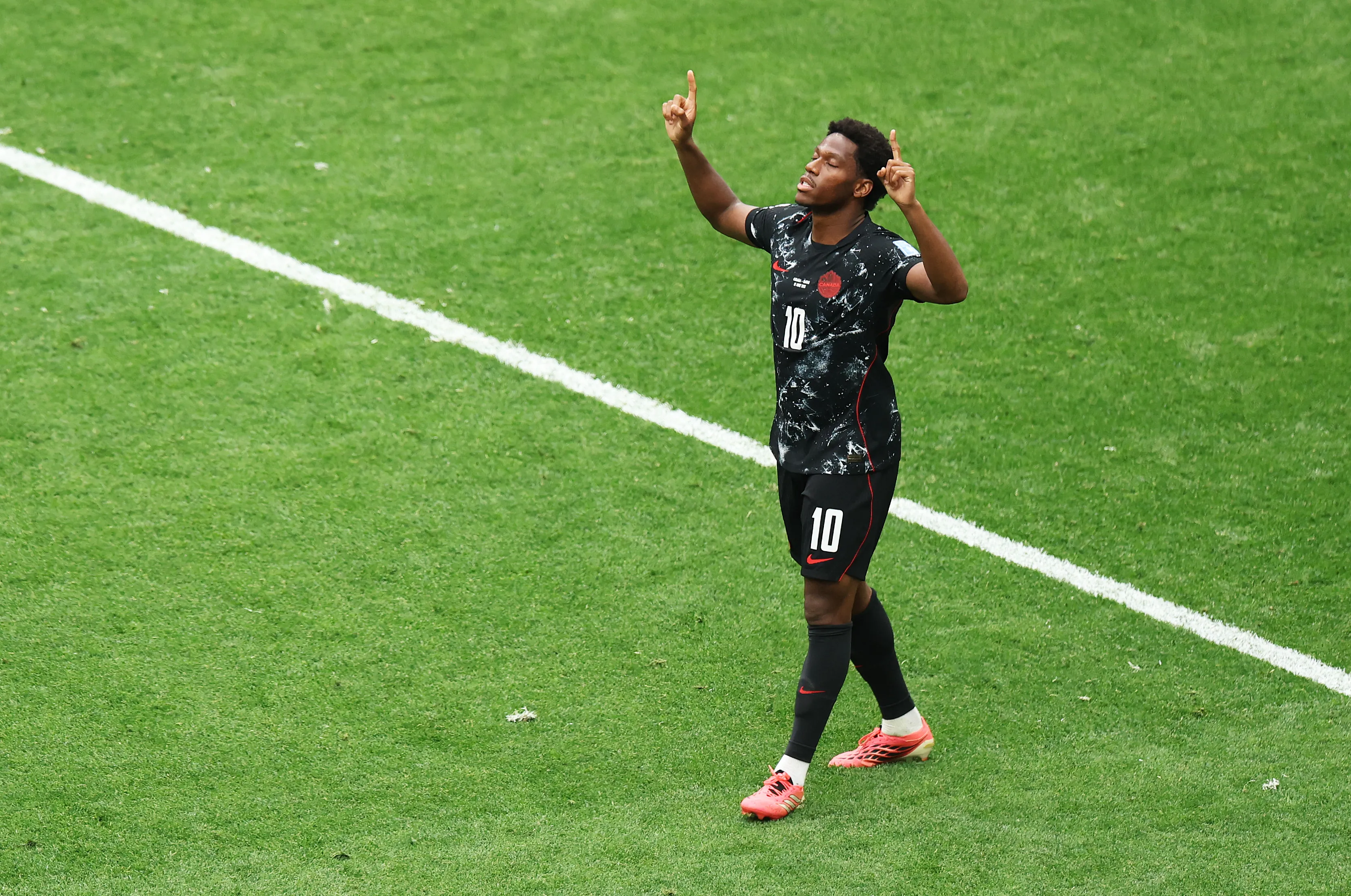 Jonathan David comemora um de seus gols na goleada sobre o Catar. Foto: Emilee Chinn/Getty Images