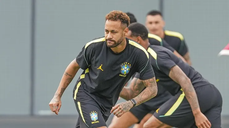 Neymar durante treino de quinta-feira (18)