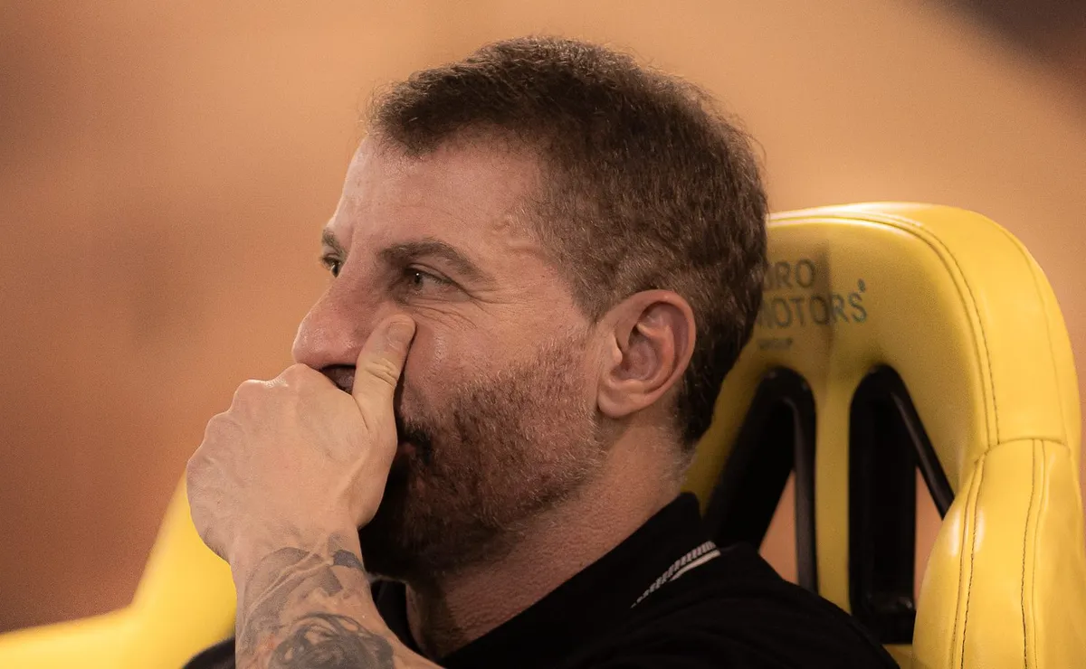 Pedrinho estabele teto de R$ 1,5 milhão para contratar novo treinador após saída de Renato Gaúcho