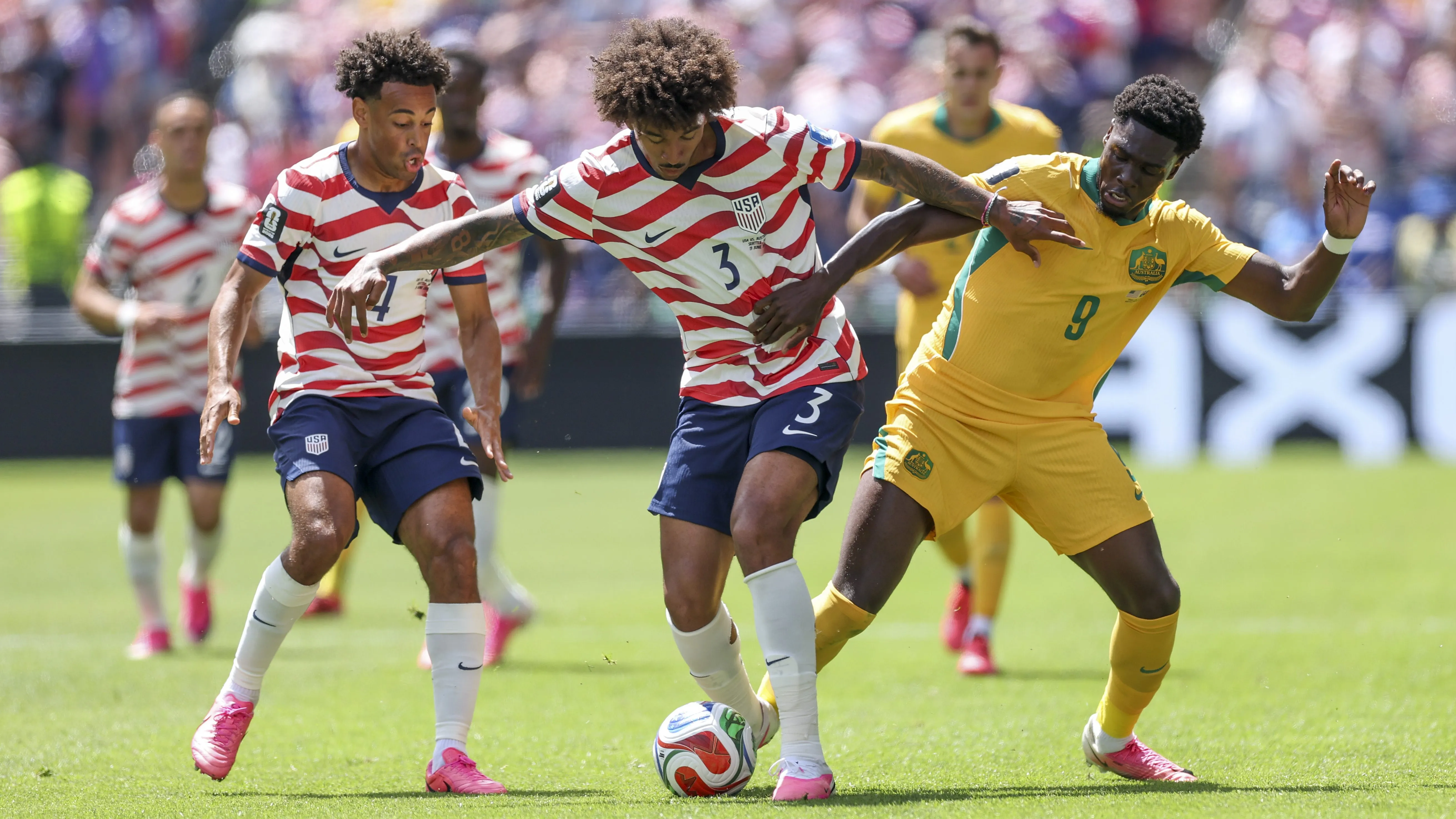 Jogadores disputam lance em EUA x Austrália. (Photo by Jamie Squire/Getty Images)
