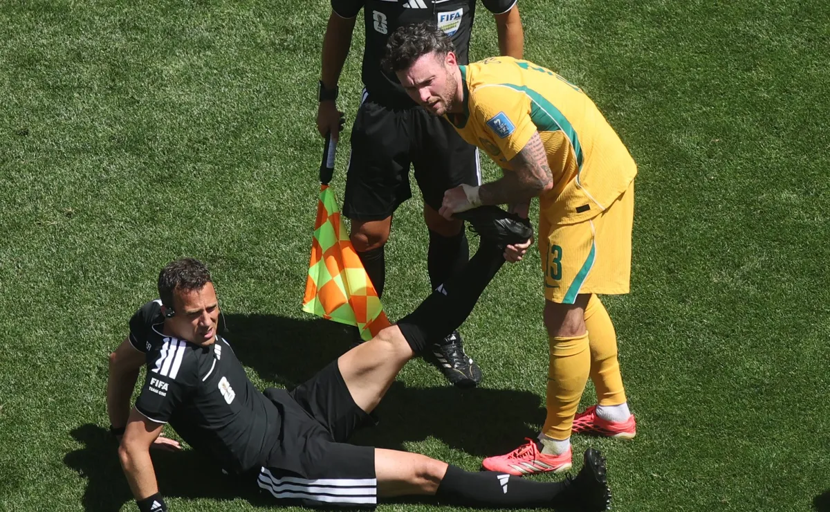 VAR salva árbitro de erro de impedimento em gol legal de EUA x Austrália; juiz sofre com cãibras nos acréscimos
