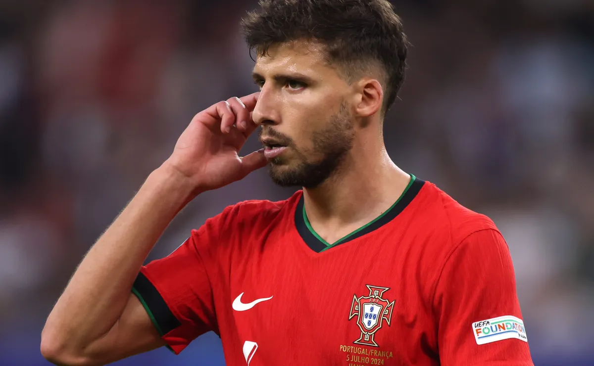 Rúben Dias sobe o tom e rebate críticas da imprensa por ida à praia: “Acho benéfico para todos”