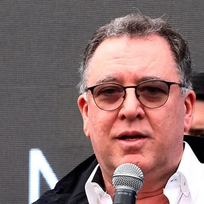 Santos paga salários atrasados, mas segue em dívida