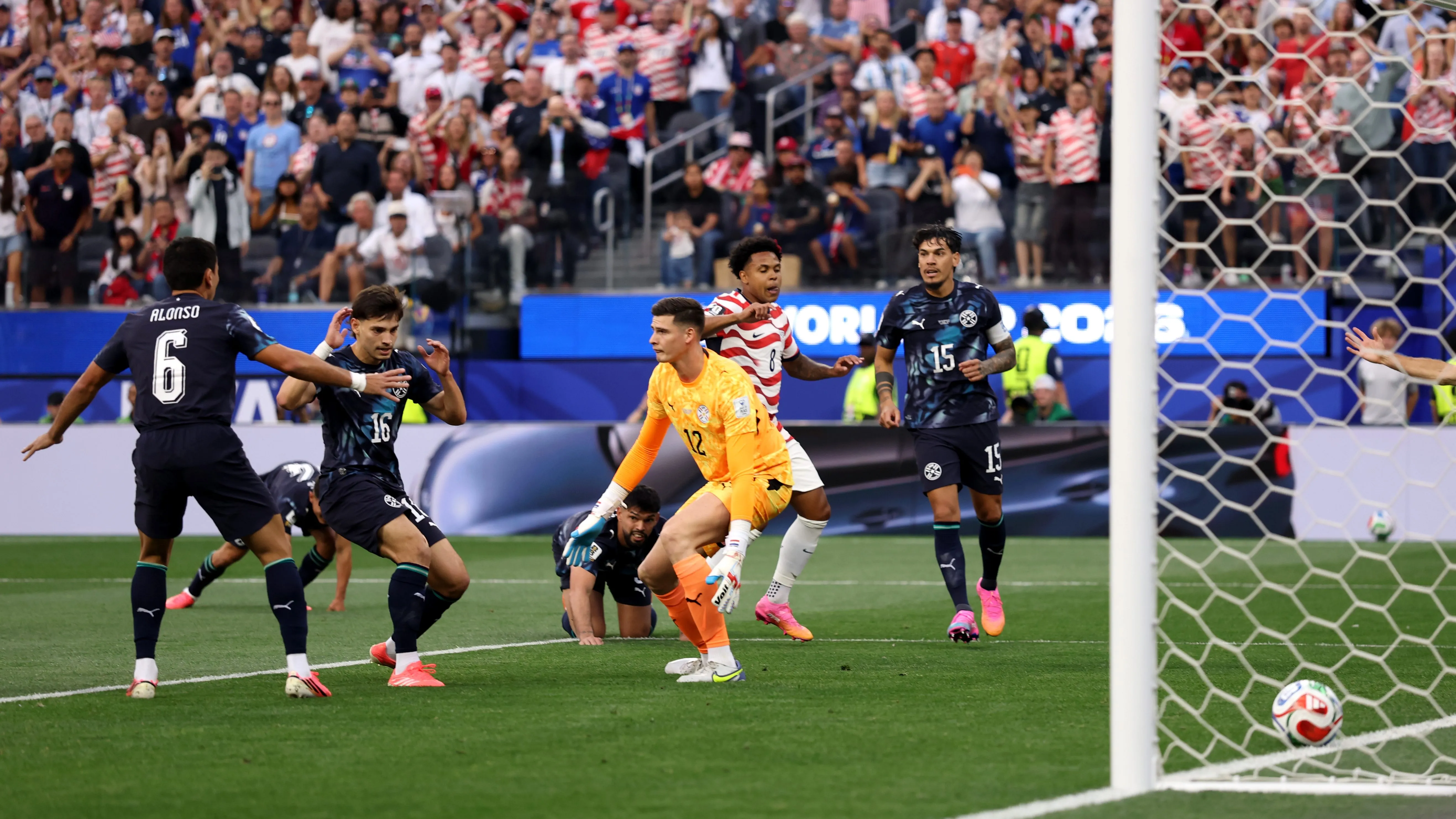 Bobadilla marcou o primeiro gol contra da Copa. (Photo by Richard Heathcote/Getty Images)