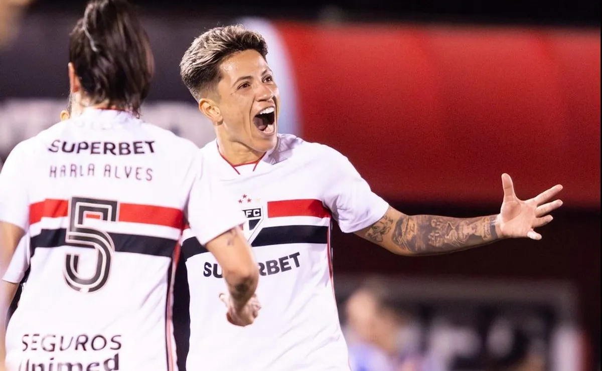 Bia Menezes destaca resiliência e relembra desafios em sua trajetória no futebol feminino