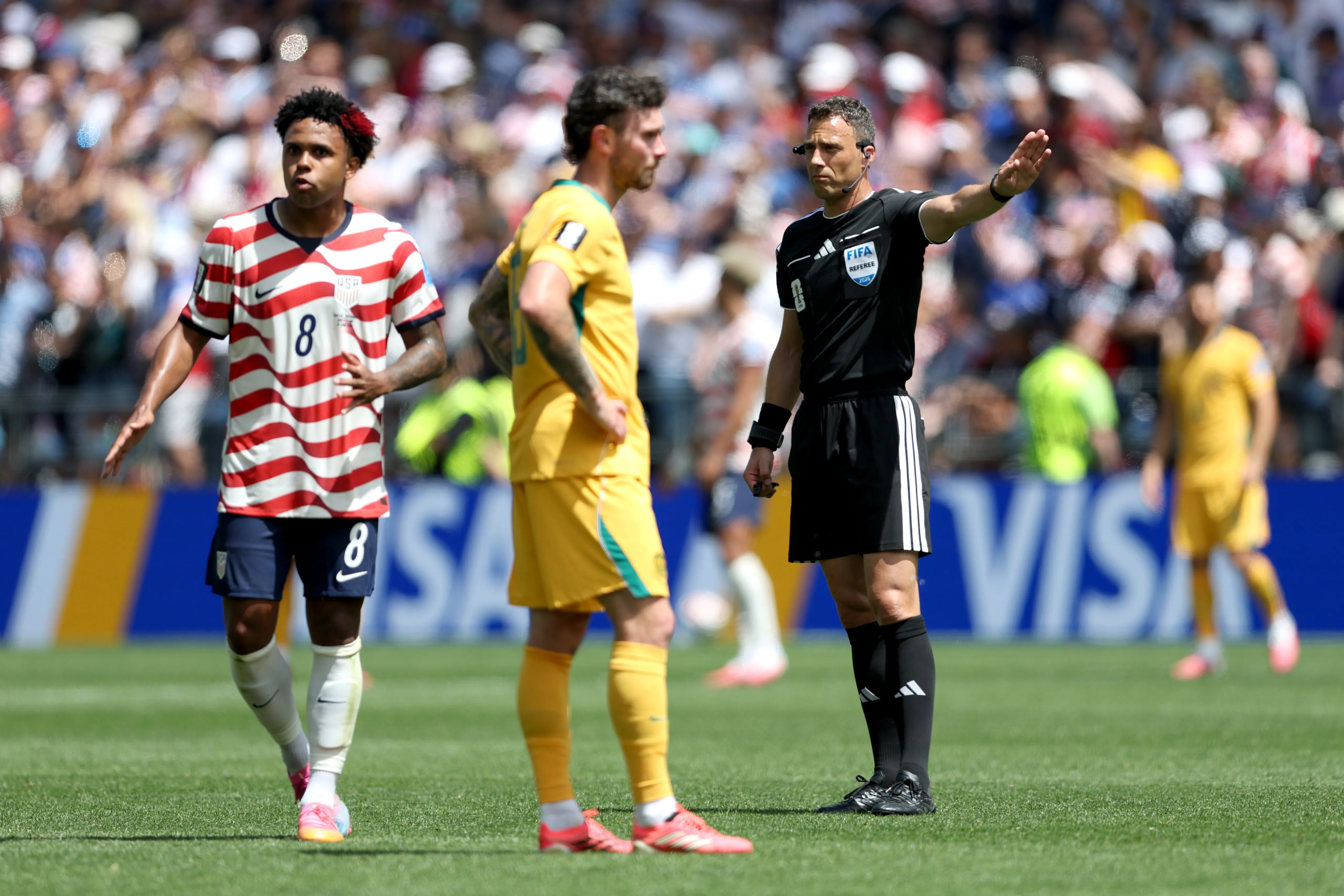 Felix Zwayer na partida entre as seleções. Photo by Emilee Chinn/Getty Images