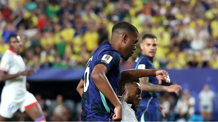 Rayan em campo durante jogo com os haitianos.