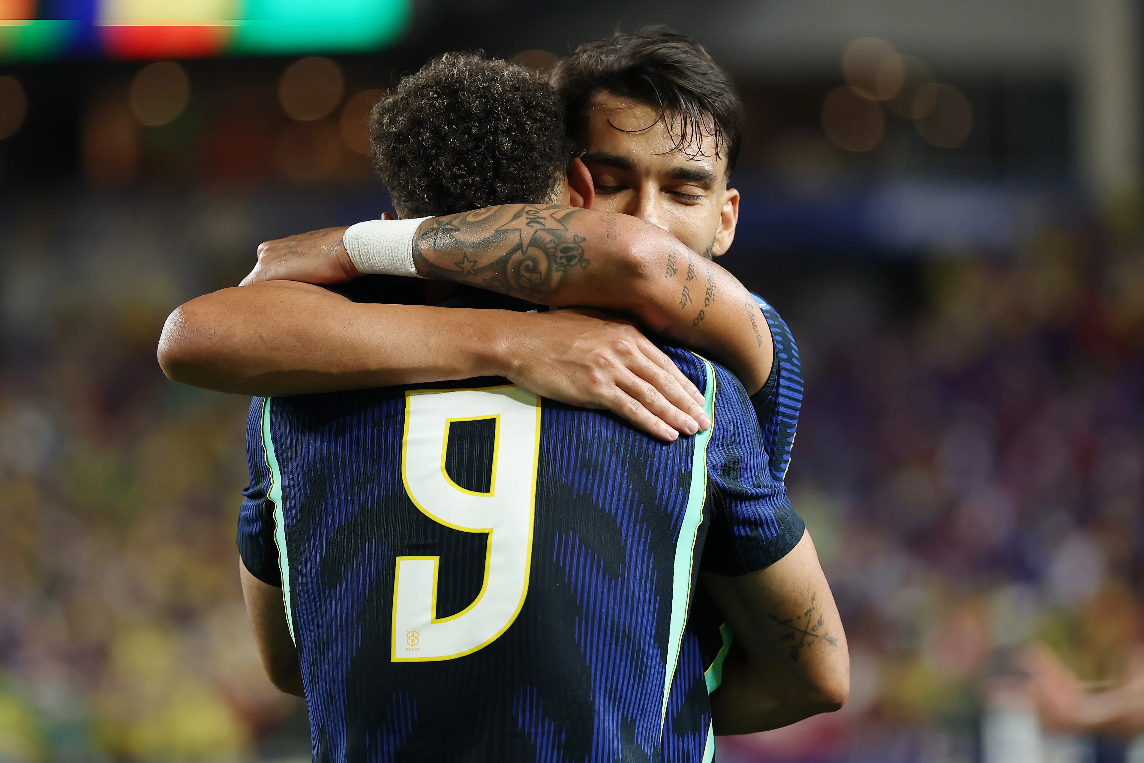 Lucas Paquetá terminou etapa inicial em alta após assistência perfeita para Vini Jr fazer o 3º gol brasileiro – Foto: Dan Mullan/Getty Images