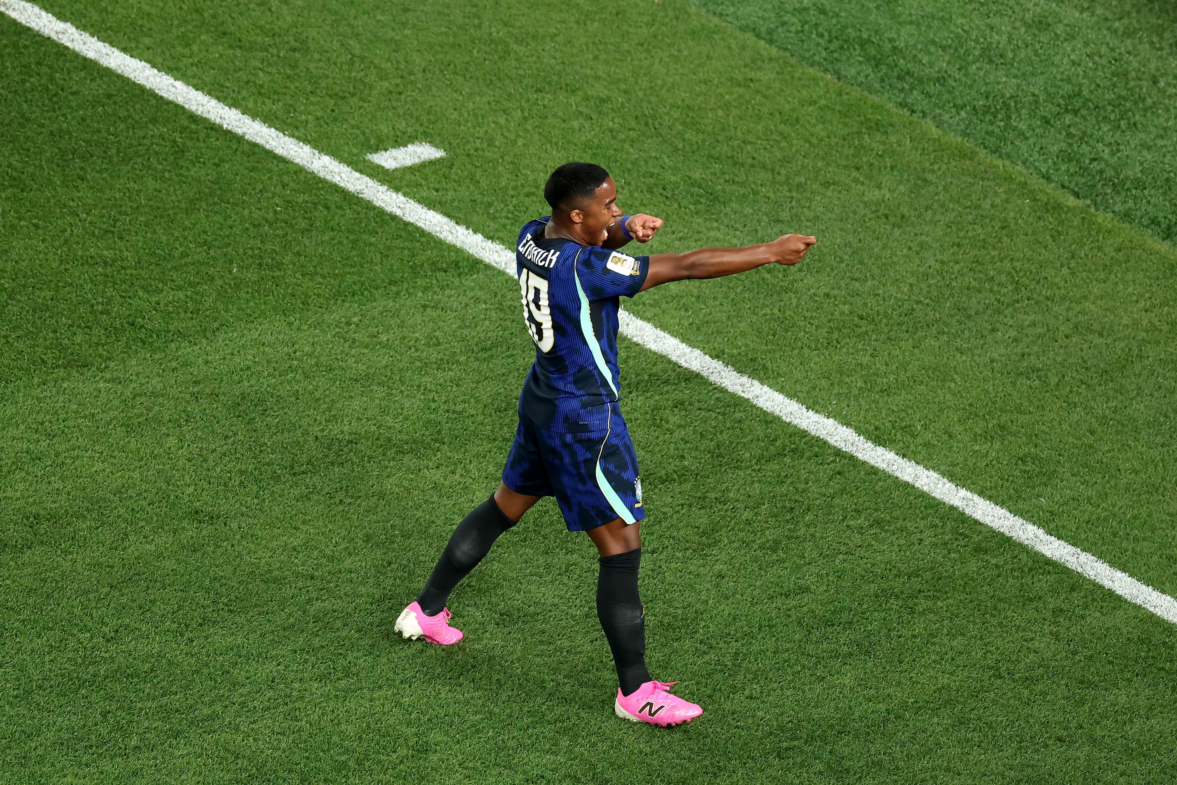 Endrick somou primeiros minutos com camisa da Seleção Brasileira na Copa e até fez gol, bem anulado por impedimento – Foto: Kevin C. Cox/Getty Images