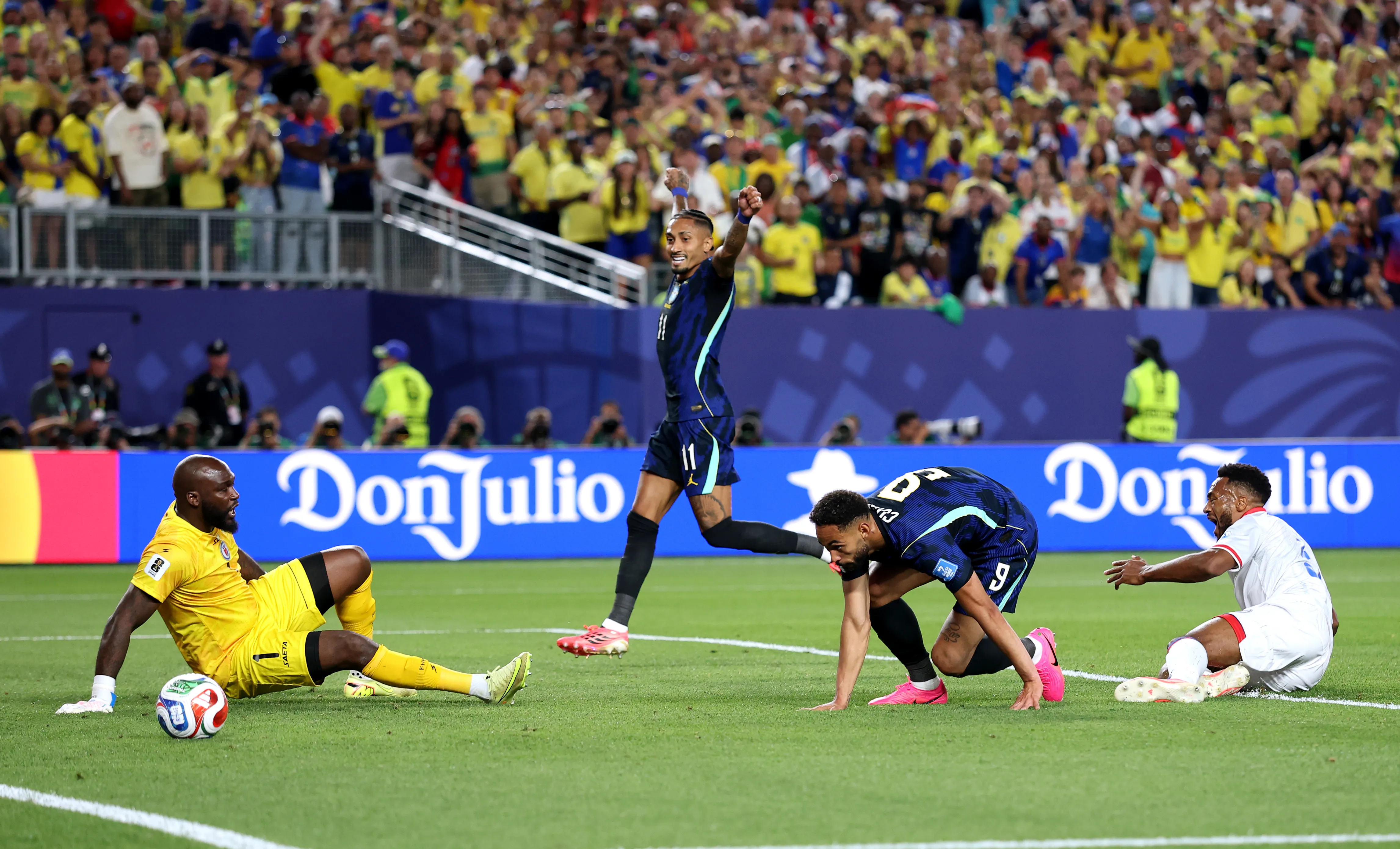 Matheus Cunha divide bola com Delcroix n o 1º gol e Renata Ruel viu falta do brasileiro – Foto: Dan Mullan/Getty Images