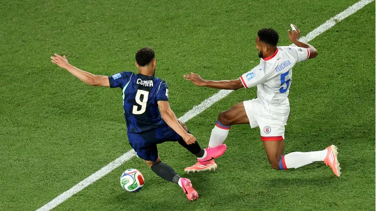 Lance entre Matheus Cunha e Delcroix na origem do 1º gol brasileiro contra Haiti gerou polêmica