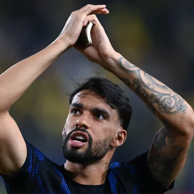 Felipe Melo se rende a Lucas Paquetá após vitória do Brasil contra Haiti