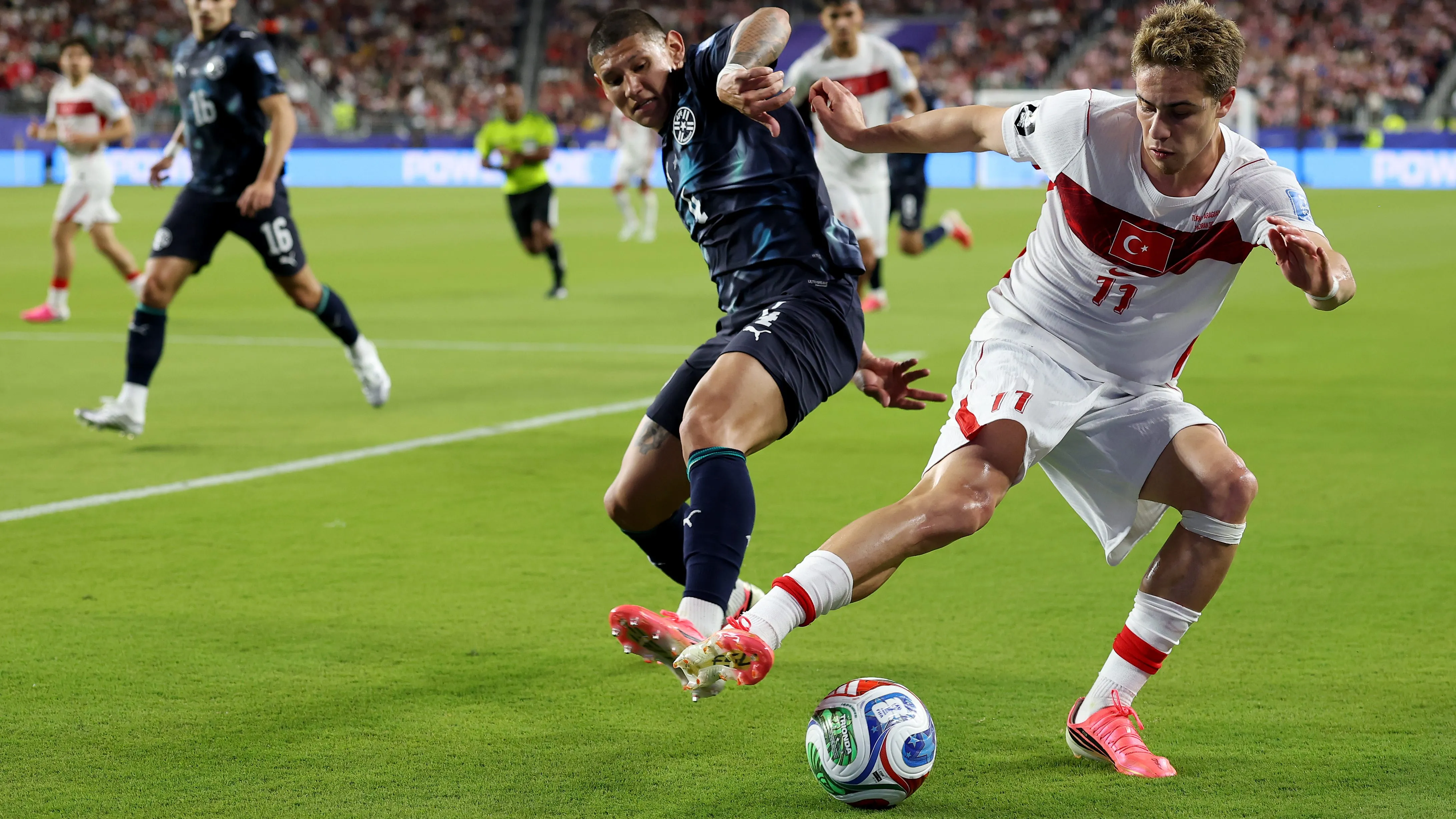 Cáceres em lance contra a Turquia. (Photo by Richard Heathcote/Getty Images)