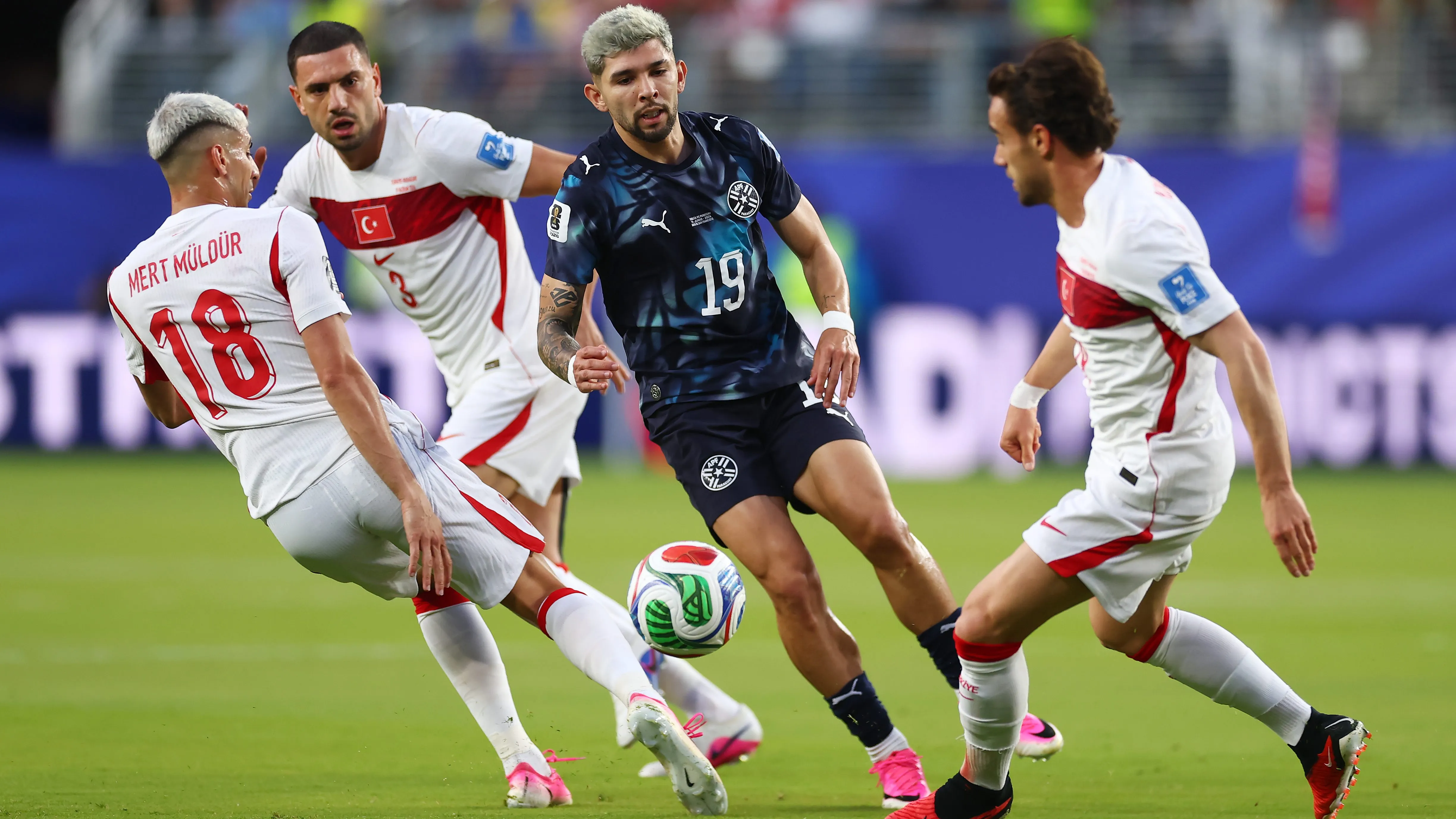 Julio Enciso em Turquia x Paraguai. (Photo by Dean Mouhtaropoulos/Getty Images)