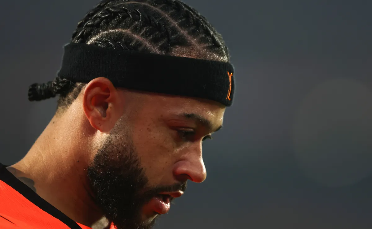 Koeman explica Memphis Depay no banco em Holanda x Suécia e exalta postura do atacante