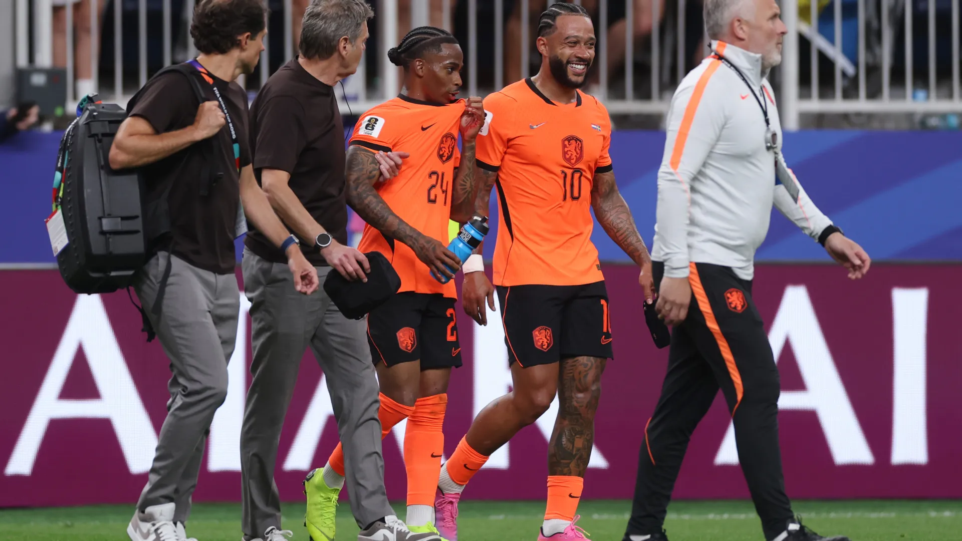 Memphis Depay durante a partida entre Holanda x Suécia – Foto: Lars Baron/Getty Images