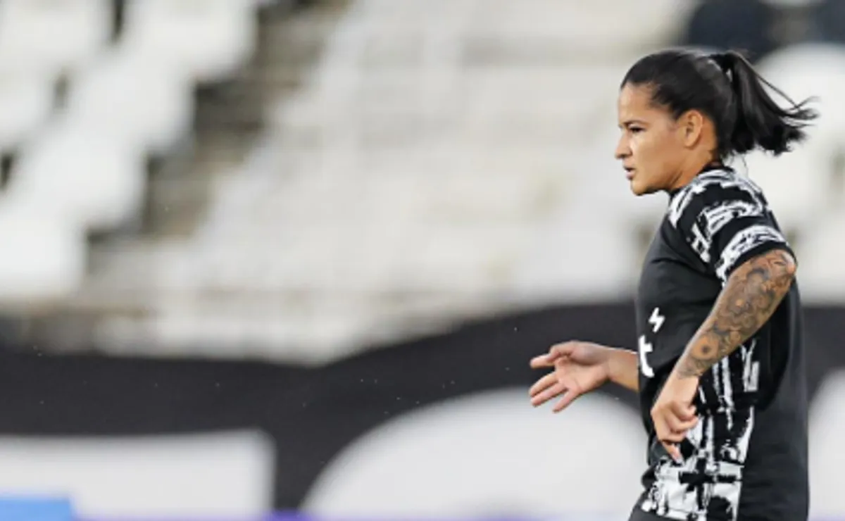 Botafogo se despede da meia Vitorinha após quatro anos, que fica livre no mercado