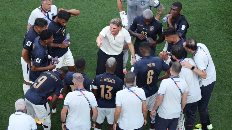PHILADELPHIA, PENNSYLVANIA - JUNE 14: Sebastian Beccacece, Head Coach of Ecuador, gives players instruction at the hydration break during the FIFA World Cup 2026 Group E match between Cote D'Ivoire and Ecuador at Philadelphia Stadium on June 14, 2026 in Philadelphia, Pennsylvania. (Photo by Kevin C. Cox/Getty Images)