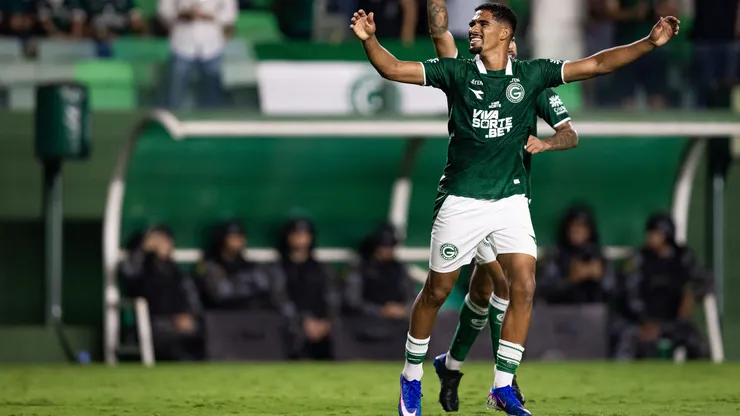 Kadu comemora seu gol na vitória do Goiás sobre o Botafogo/SP.