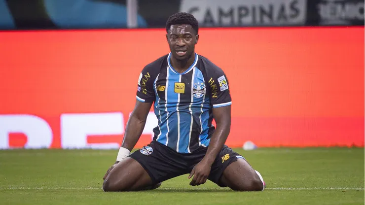 Amuzu tem futuro indefinido no Grêmio