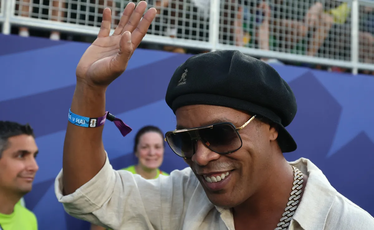 Ronaldinho Gaúcho abandona aposentadoria e retorna ao futebol para jogar na Itália