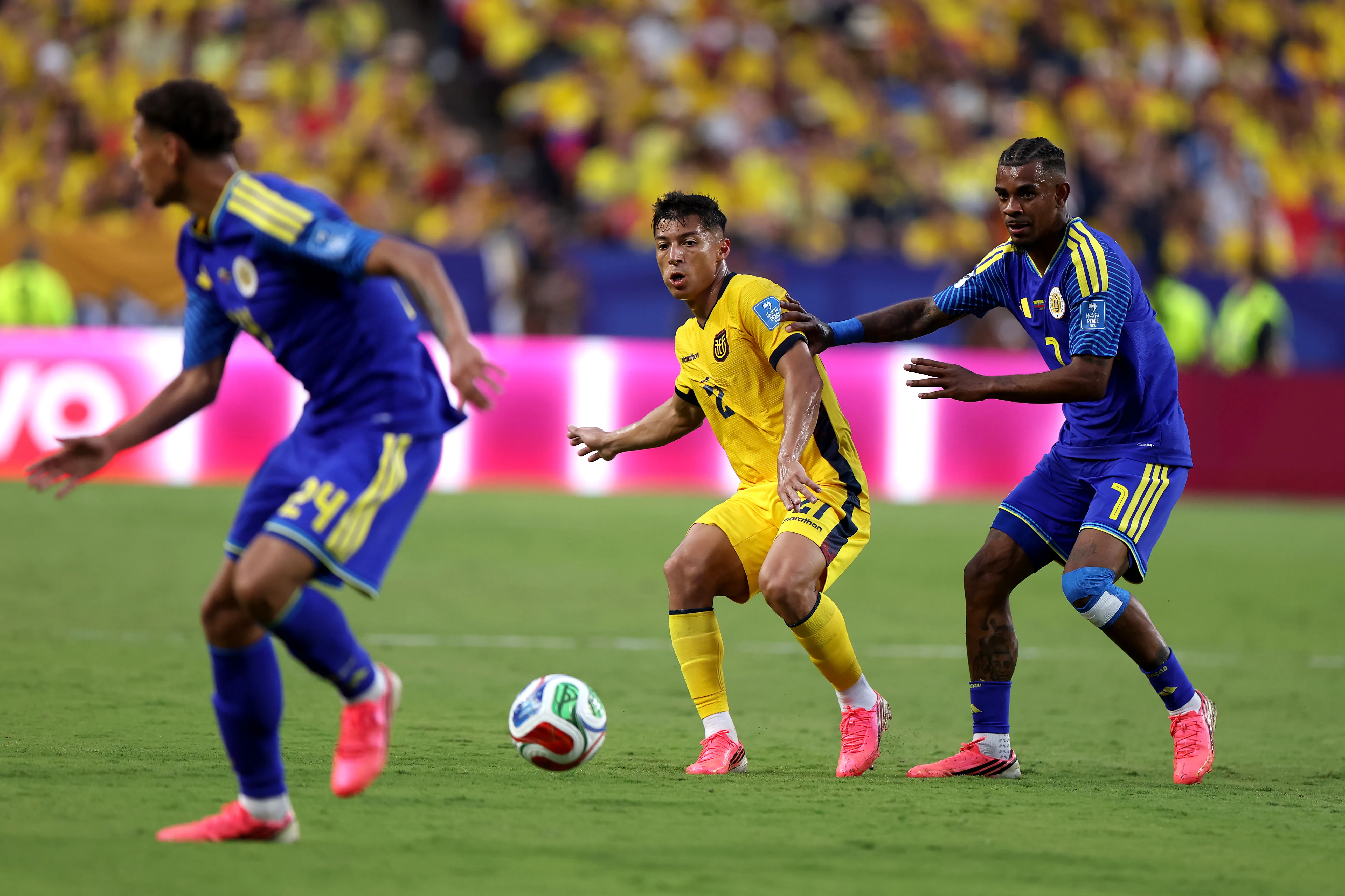 KANSAS CITY, MISSOURI – JUNE 20: Alan Franco #21 of Ecuador passes the ball against Juninho Bacuna #7 of Curacao during the FIFA World Cup 2026 Group E match between Ecuador and Curacao at Kansas City Stadium on June 20, 2026 in Kansas City, Missouri. (Photo by Francois Nel/Getty Images)