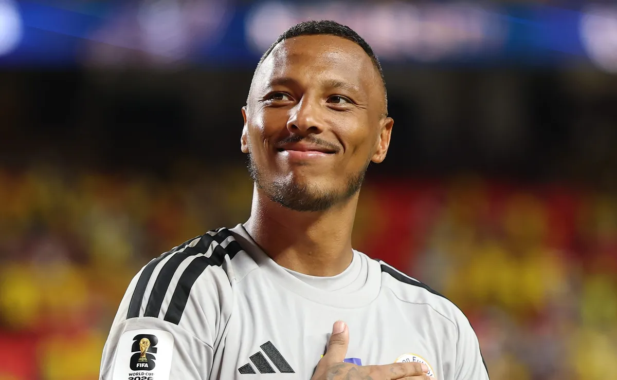 Eloy Room, goleiro de Curaçau, é eleito o melhor jogador em campo contra o Equador