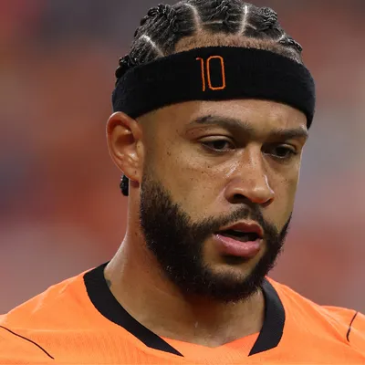 Depay ironiza críticas sobre forma física: "Estão sempre falando"