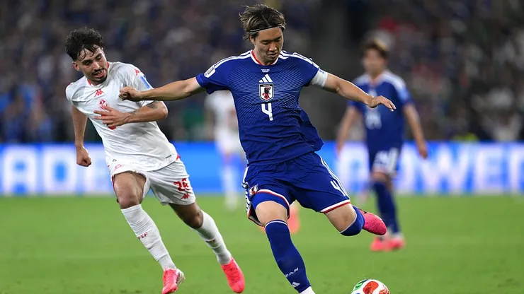 Kou Itakura, número 4 do Japão, controla a bola sob pressão de Sebastian Tounekti, número 26 da Tunísia. (Photo by David Ramos/Getty Images)