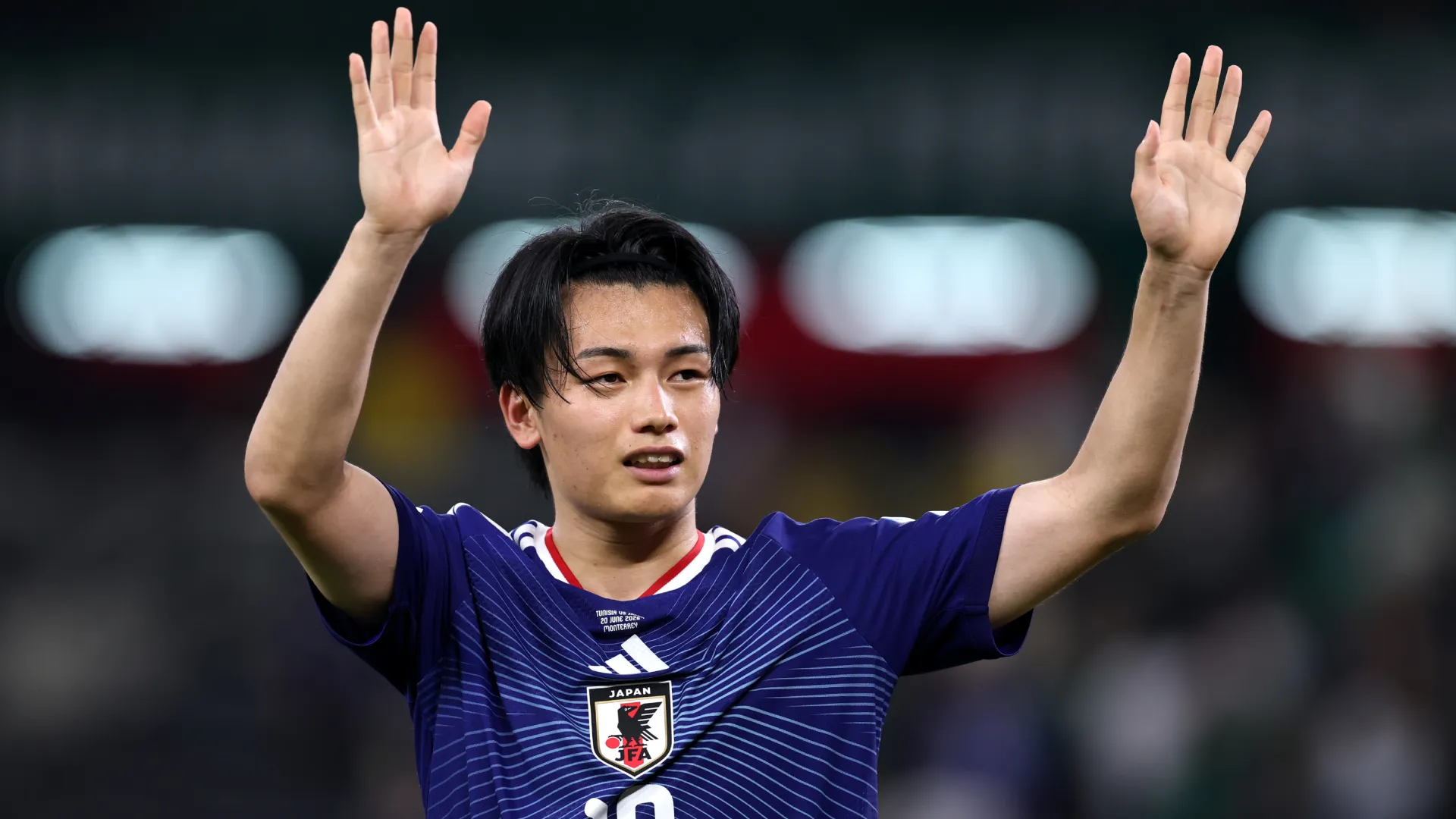 Ueda comemorando durante Tunísia x Japão – Foto: Luke Hales/Getty Images