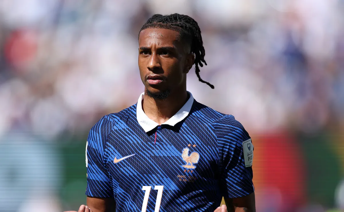 Michael Olise revela qual posição prefere atuar pela França e cita ‘magia’ do futebol: “Mais liberdade”