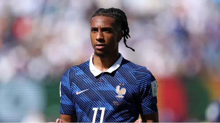 Olise durante o jogo de abertura
