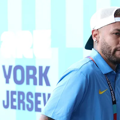 Neymar treina com o grupo da Seleção e fica perto de retorno