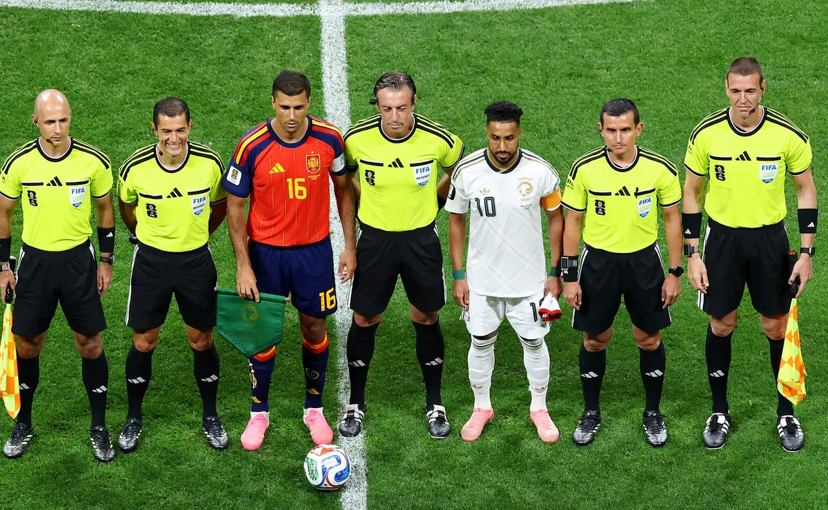Raphael Claus tem atuação tranquila em Espanha x Arábia Saudita pela Copa do Mundo