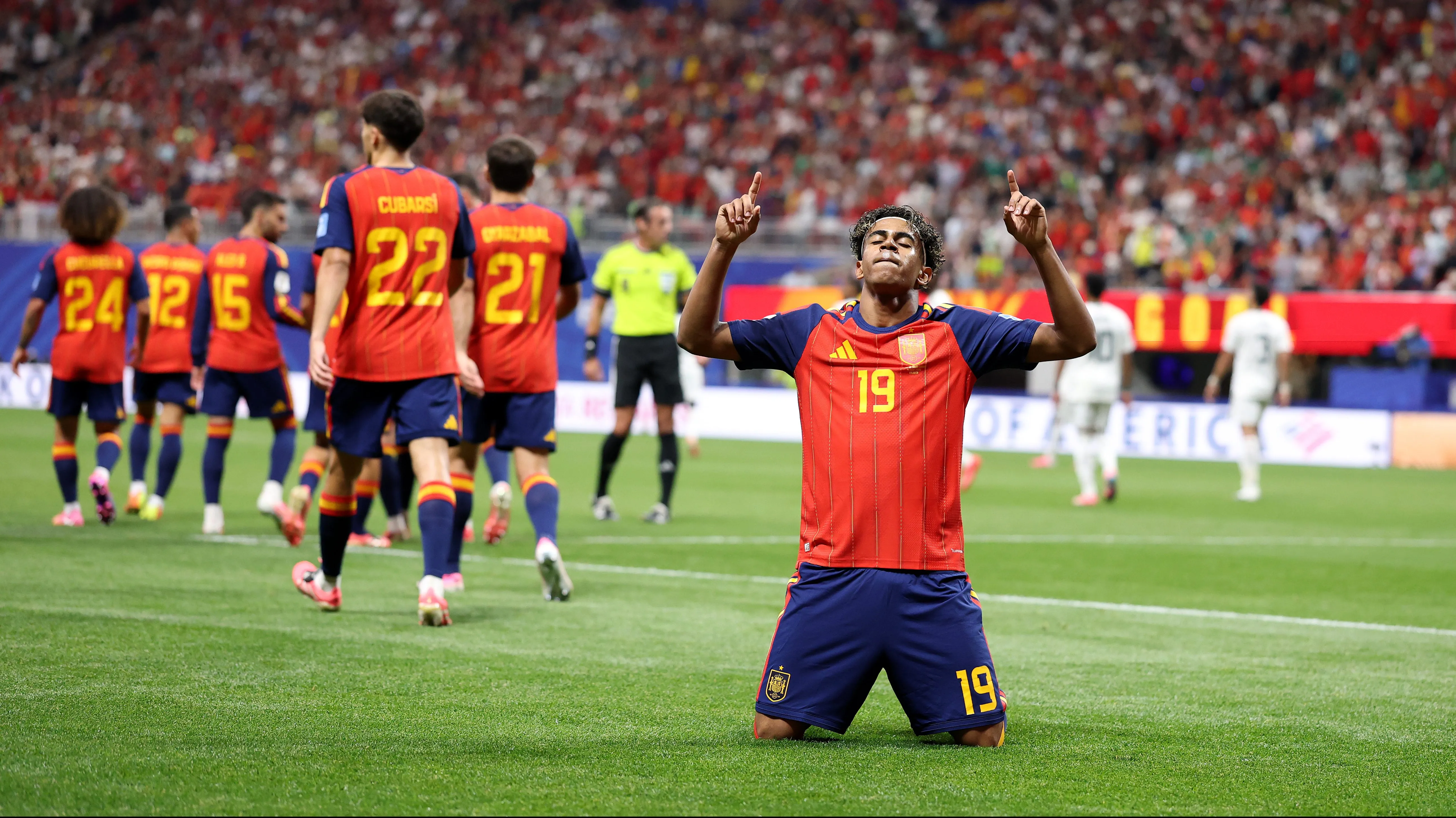 Yamal comemorando gol. (Photo by Justin Setterfield/Getty Images)