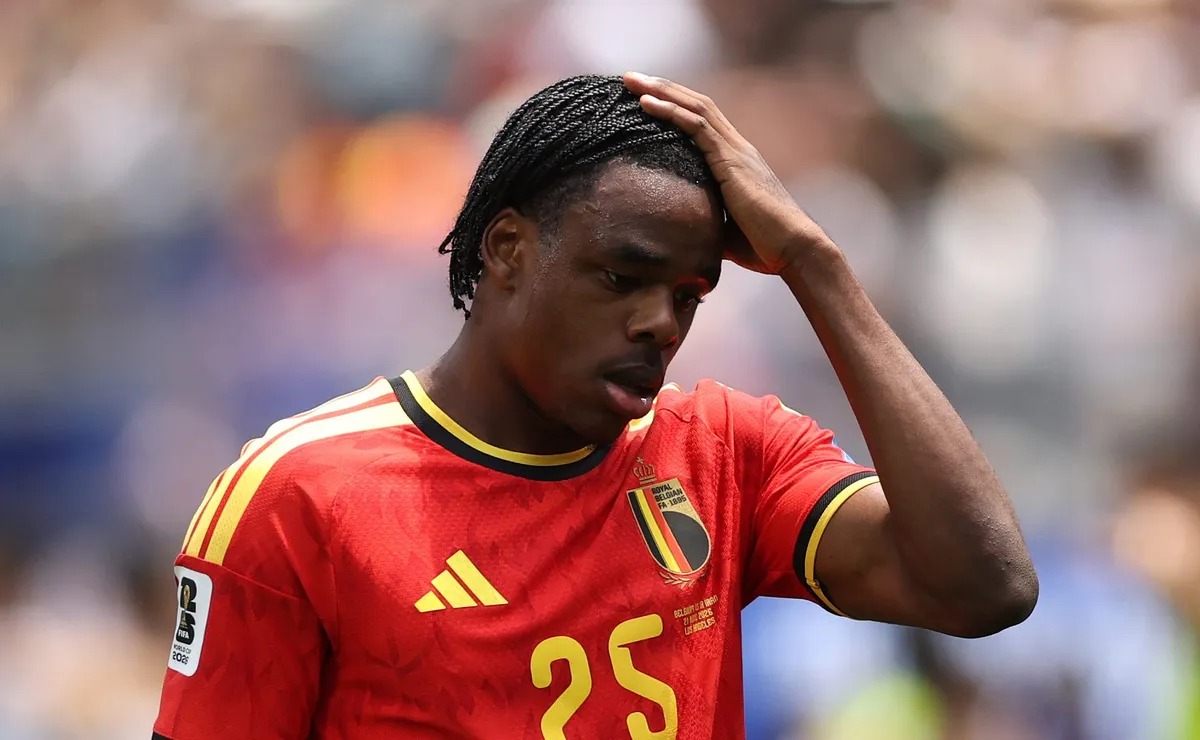 Ngoy é expulso e é vilão do empate da Bélgica contra o Irã na Copa do Mundo