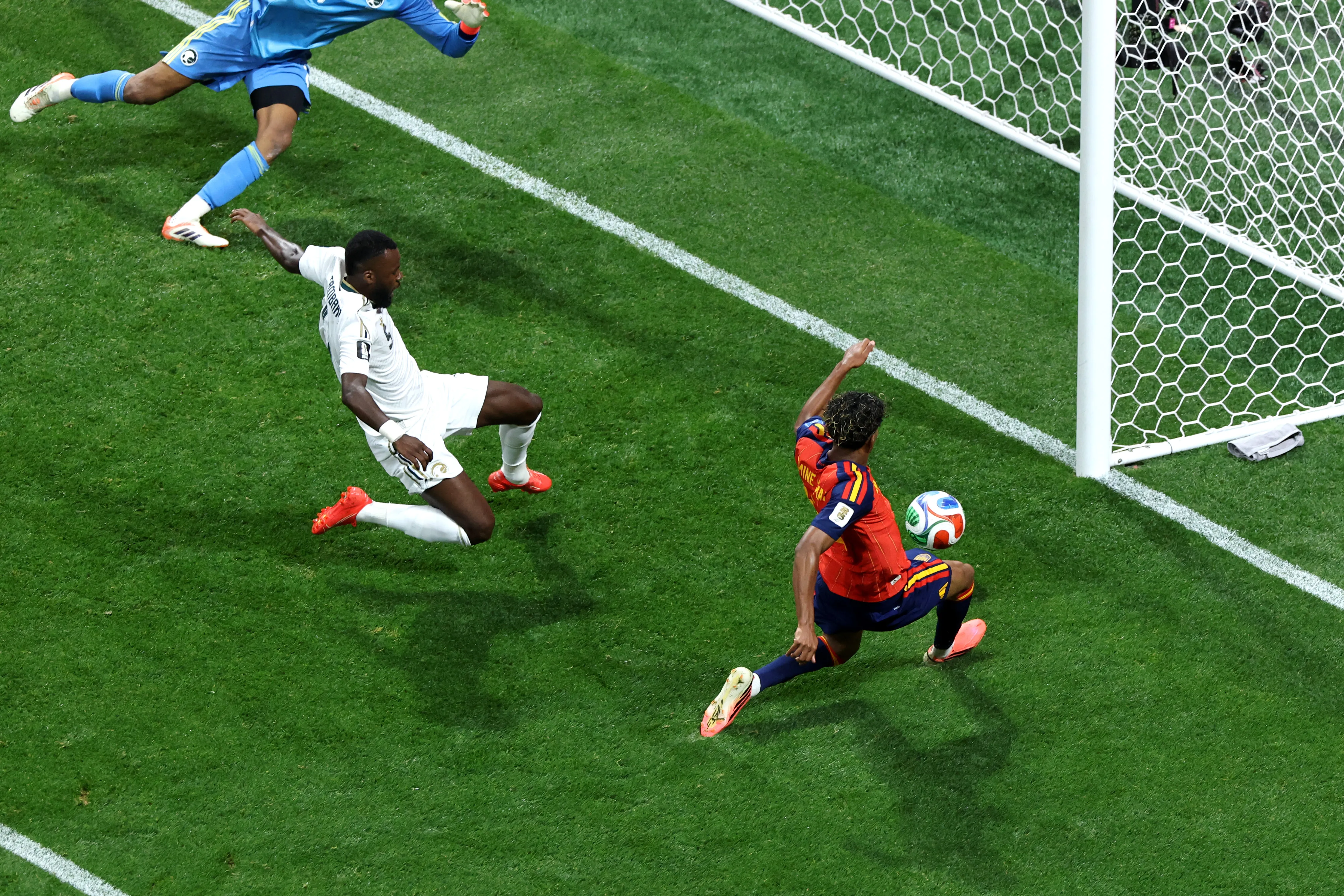 ATLANTA, GEORGIA – JUNE 21: Lamine Yamal #19 of Spain scores his team’s first goal during the FIFA World Cup 2026 Group H match between Spain and Saudi Arabia at Atlanta Stadium on June 21, 2026 in Atlanta, Georgia. (Photo by Buda Mendes/Getty Images)