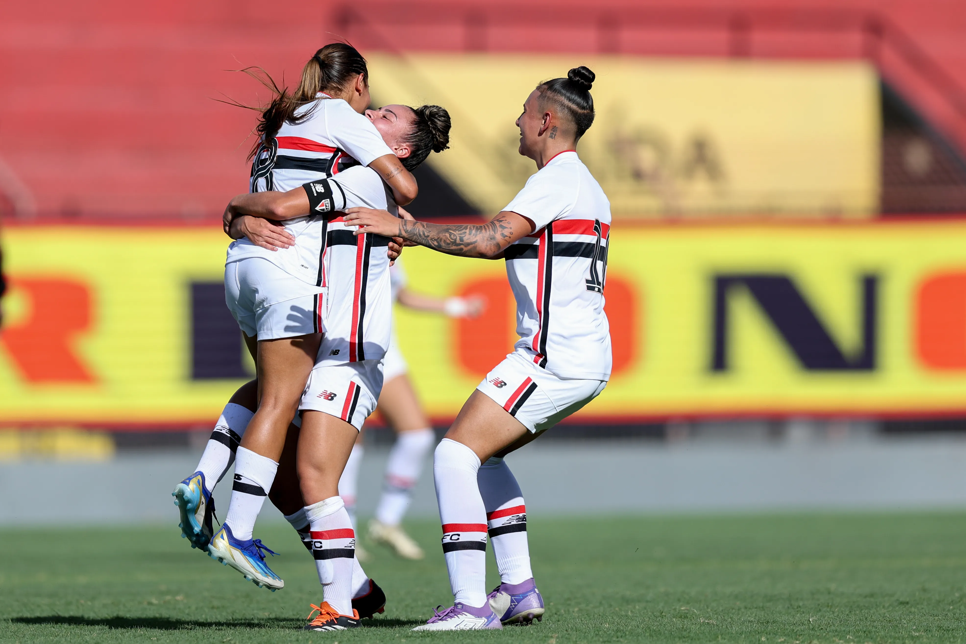 Jogadoras São Paulinas. Foto: Marlon Costa/AGIF
