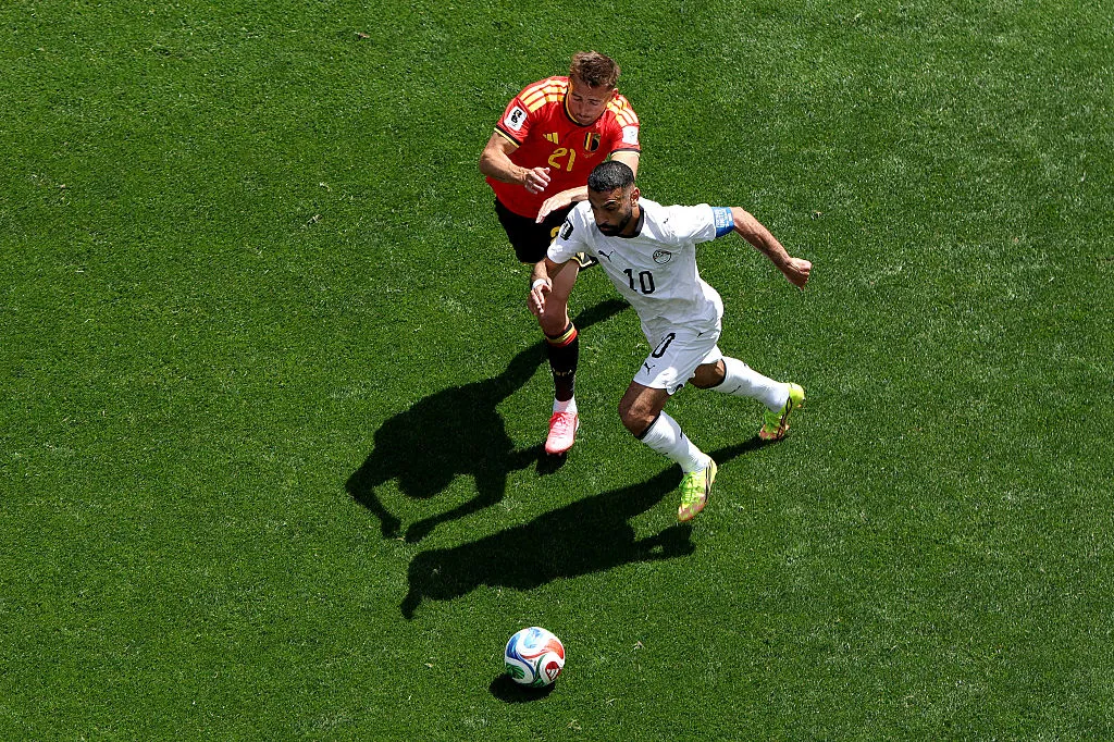 Mohamed Salah, camisa 10 do Egito, disputa a bola com Timothy Castagne, camisa 21 da Bélgica. (Photo by Emilee Chinn/Getty Images)